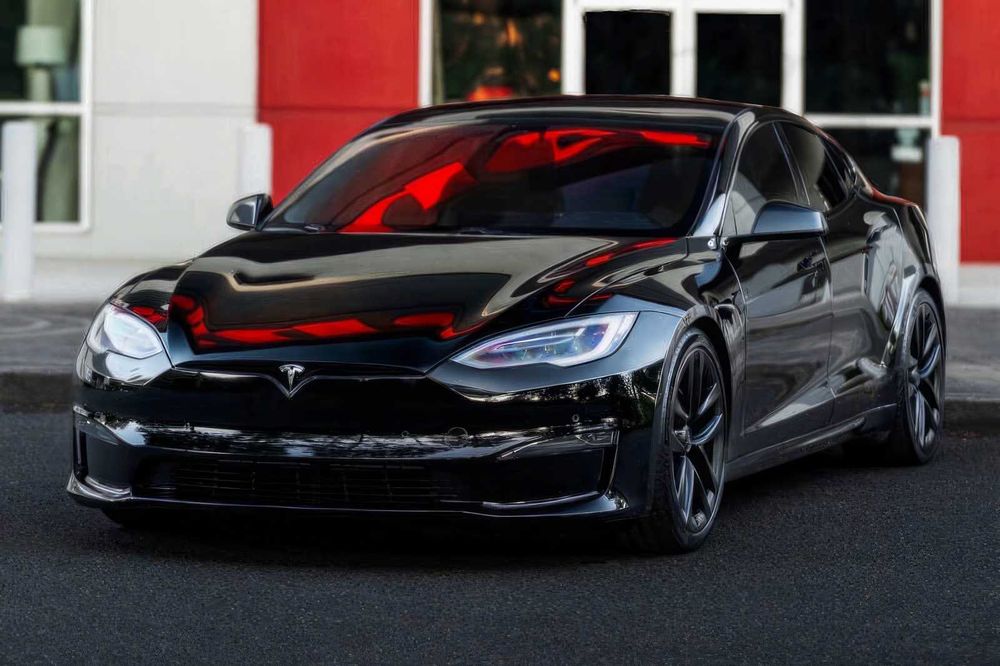 Tesla Model S Plaid      2022