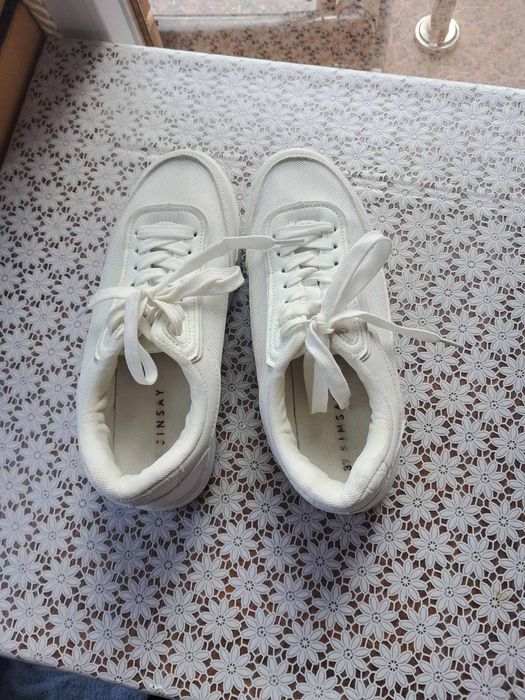 Жіночі кросівки білого кольору 37р