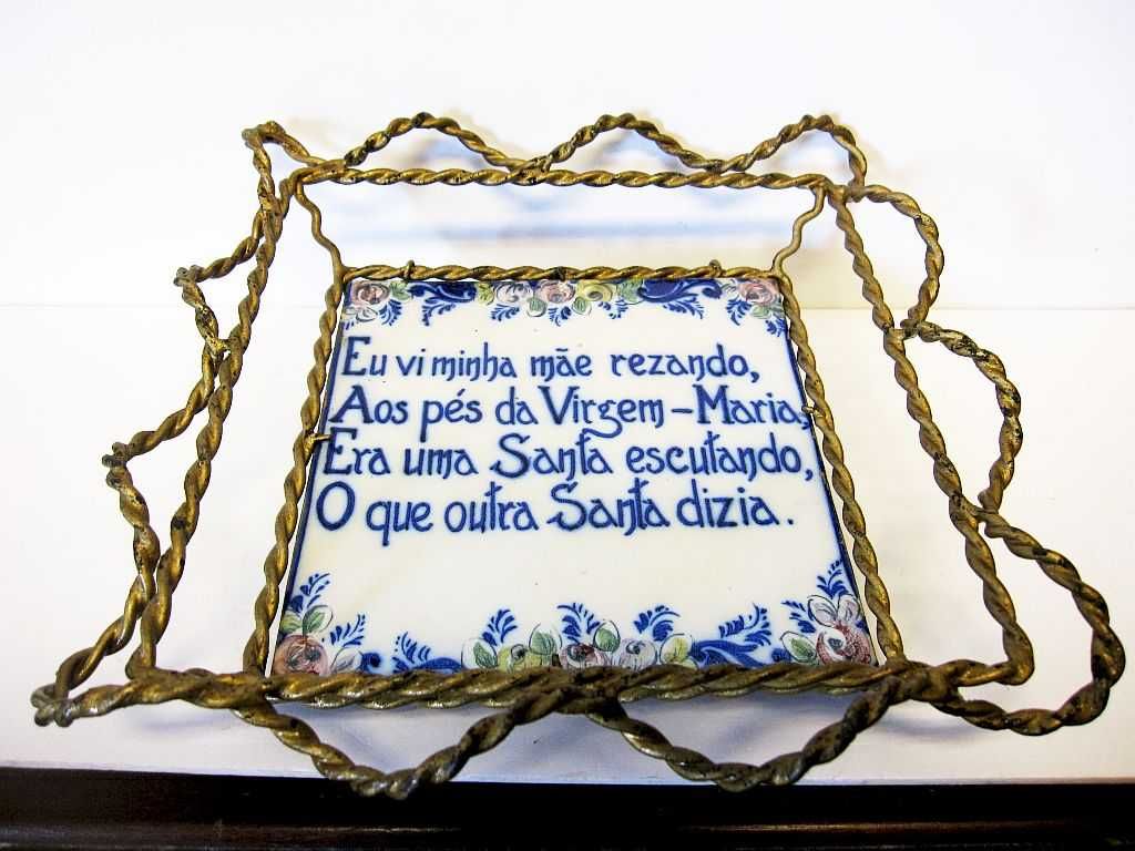 antigo azulejo em faiança pintado à mão "Vi minha minha mãe rezando...