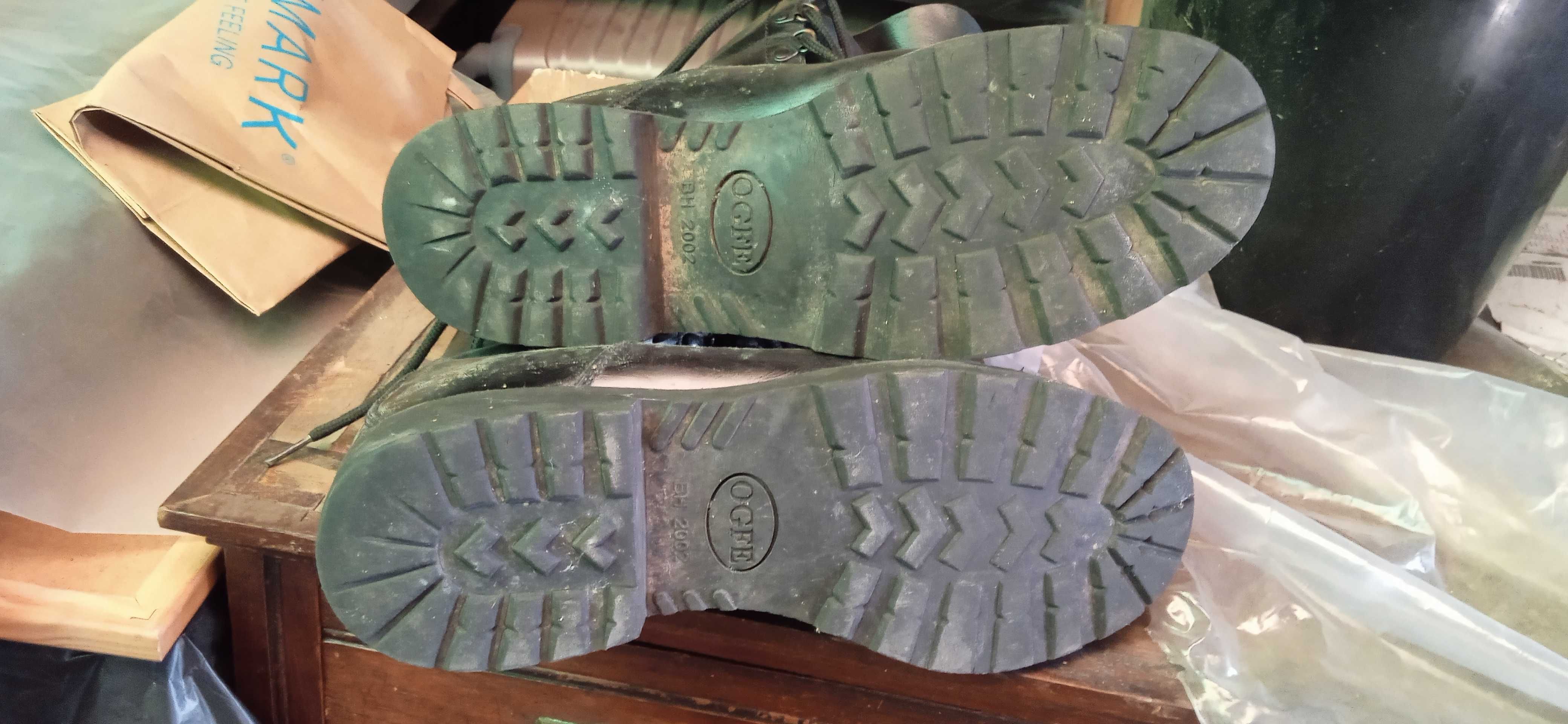 botas da tropa em bom estado e com muito piso Nos. 37 - 41 - 44.