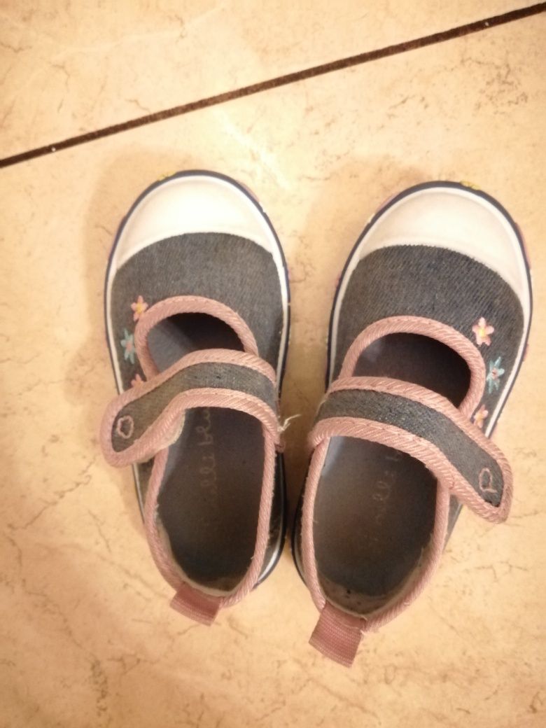 Dwie pary bucików dla dziewczynki rozmiar 22 po domu buty tenisówki