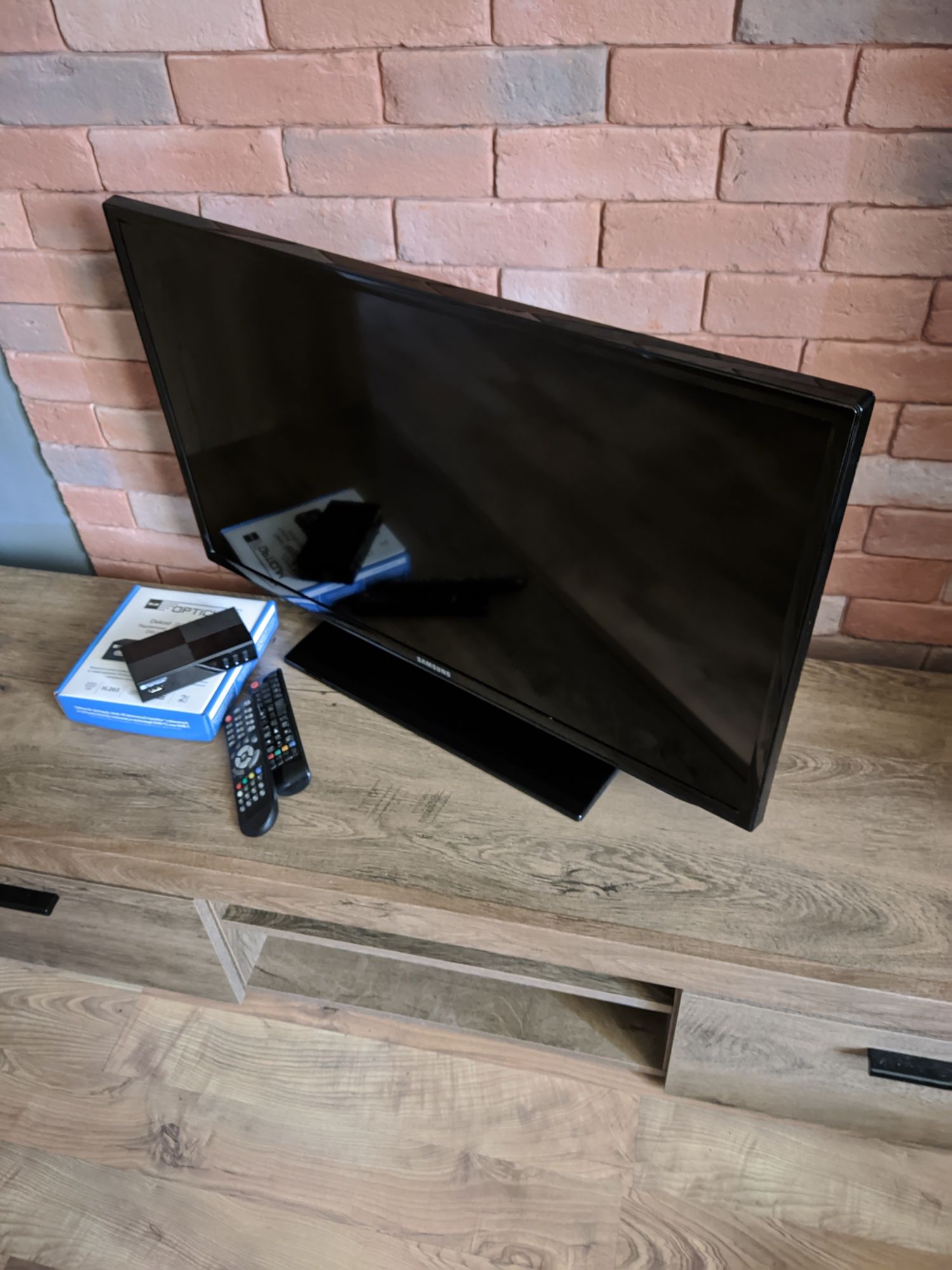 Telewizor Samsung 32" + dekoder Opticum H 265