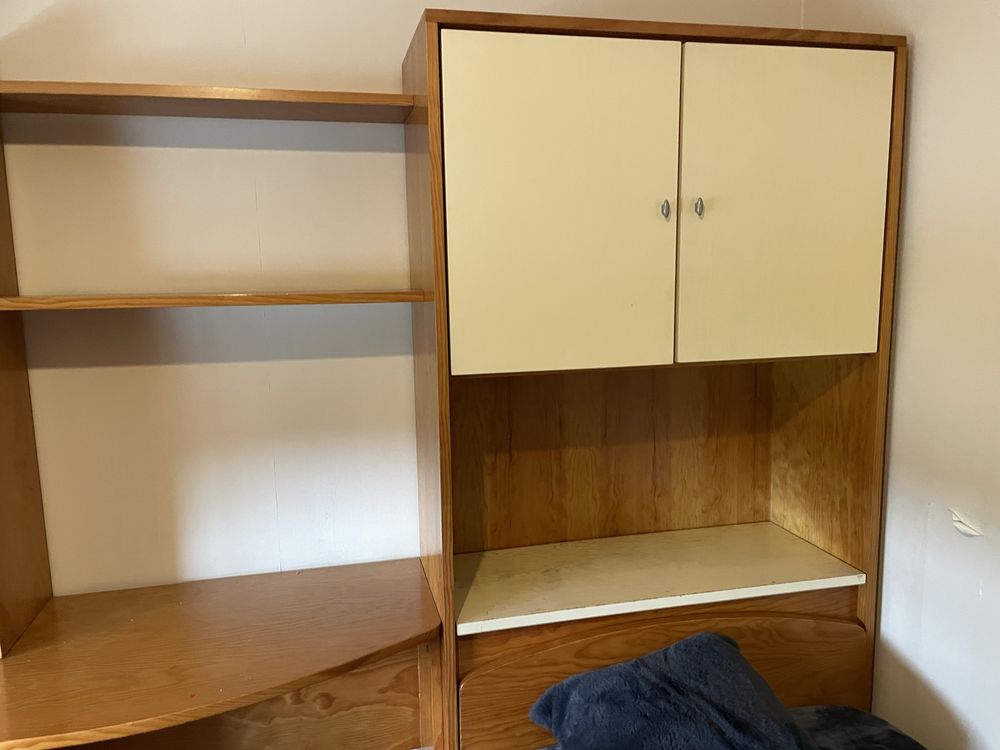 Quarto de solteiro tipo estudio em madeira de pinho com portas lacadas