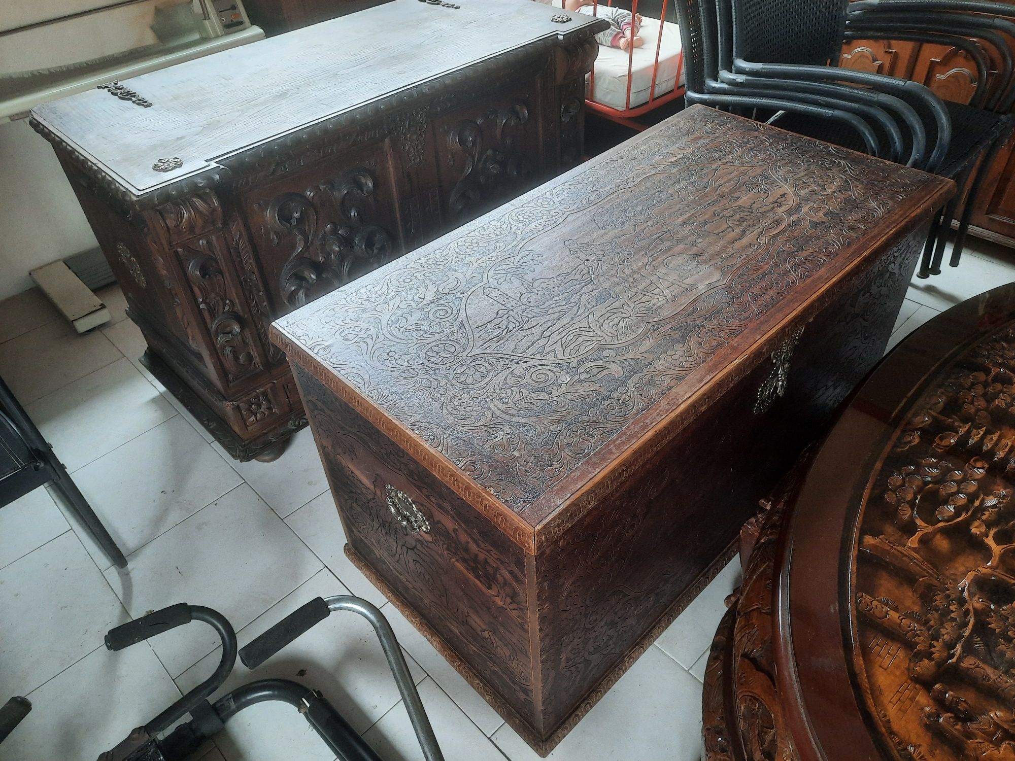Arcas ou Baús rusticos. Com desenhos.