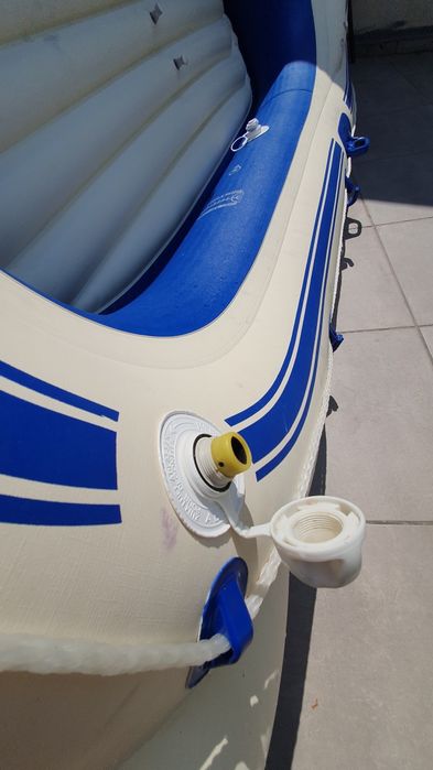 Barco insuflável com remos de alumini