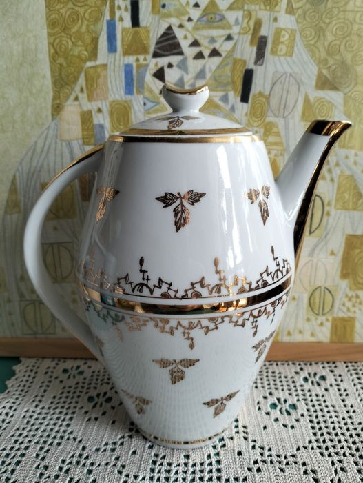 Porcelanowy dzbanek ze złoceniami; Karolina; okres PRL; ok.21cm. wys.