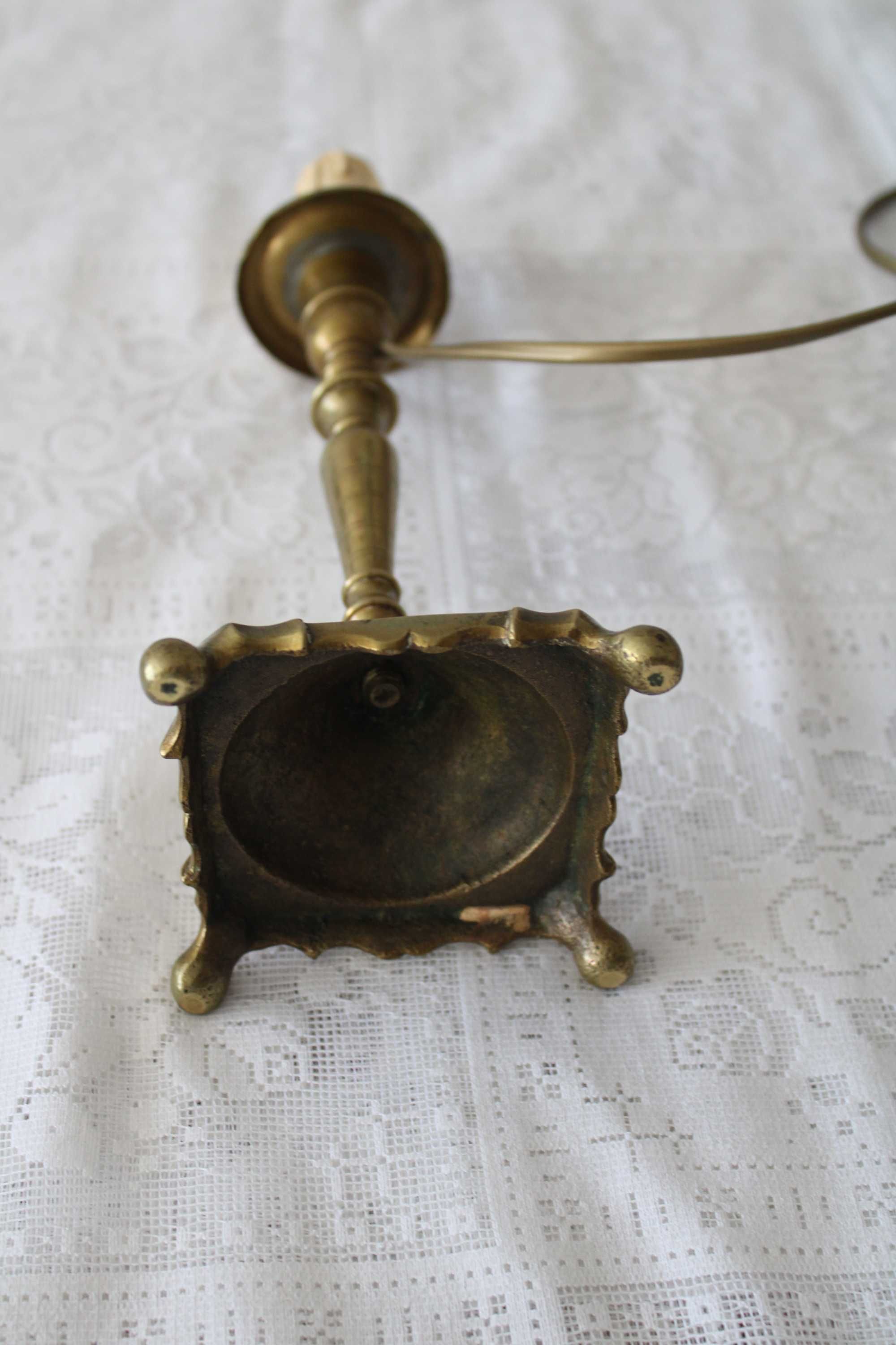 Castiçal em metal amarelo, seculo XVll, eletrificado com abajur