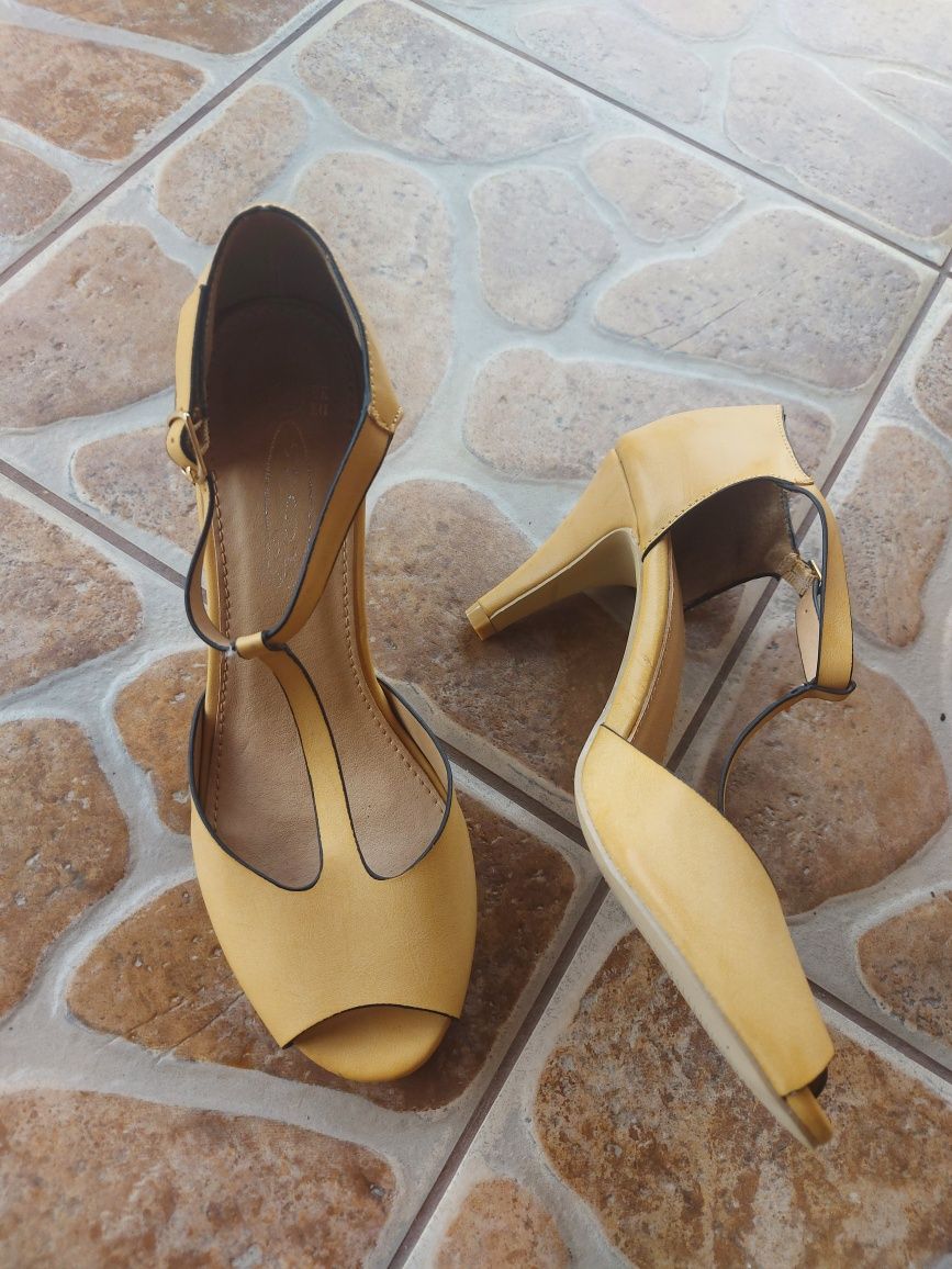 Buty na obcasie zapinane z odkrytymi palcami