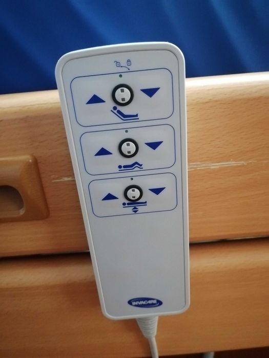 Cama elevatória elétrica Invacare e colchão antiescara. Menos 6 meses