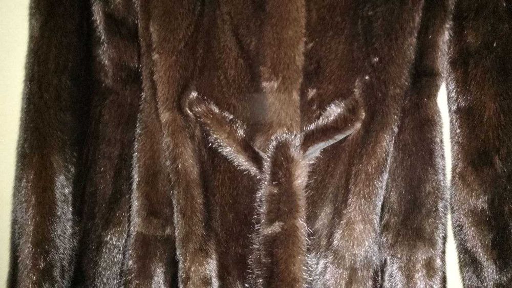 Норковая шуба с капюшоном, сзади разрез