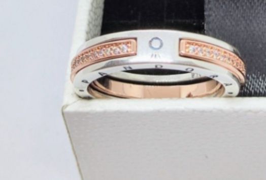 Dwutonowy pierścionek pavé z logo Pandora Signature srebrny 14K nowy