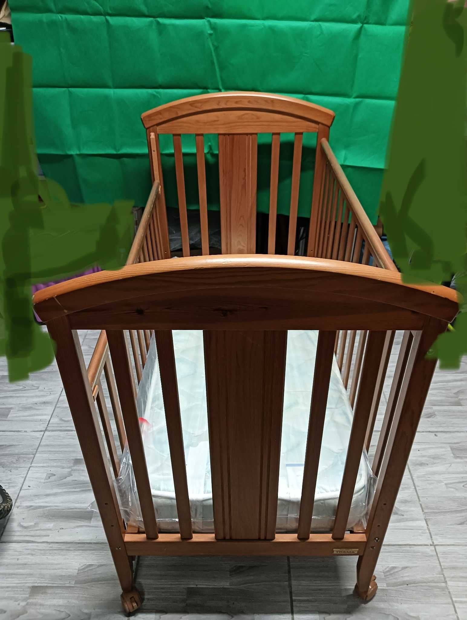 Cama de bebê em pinho
