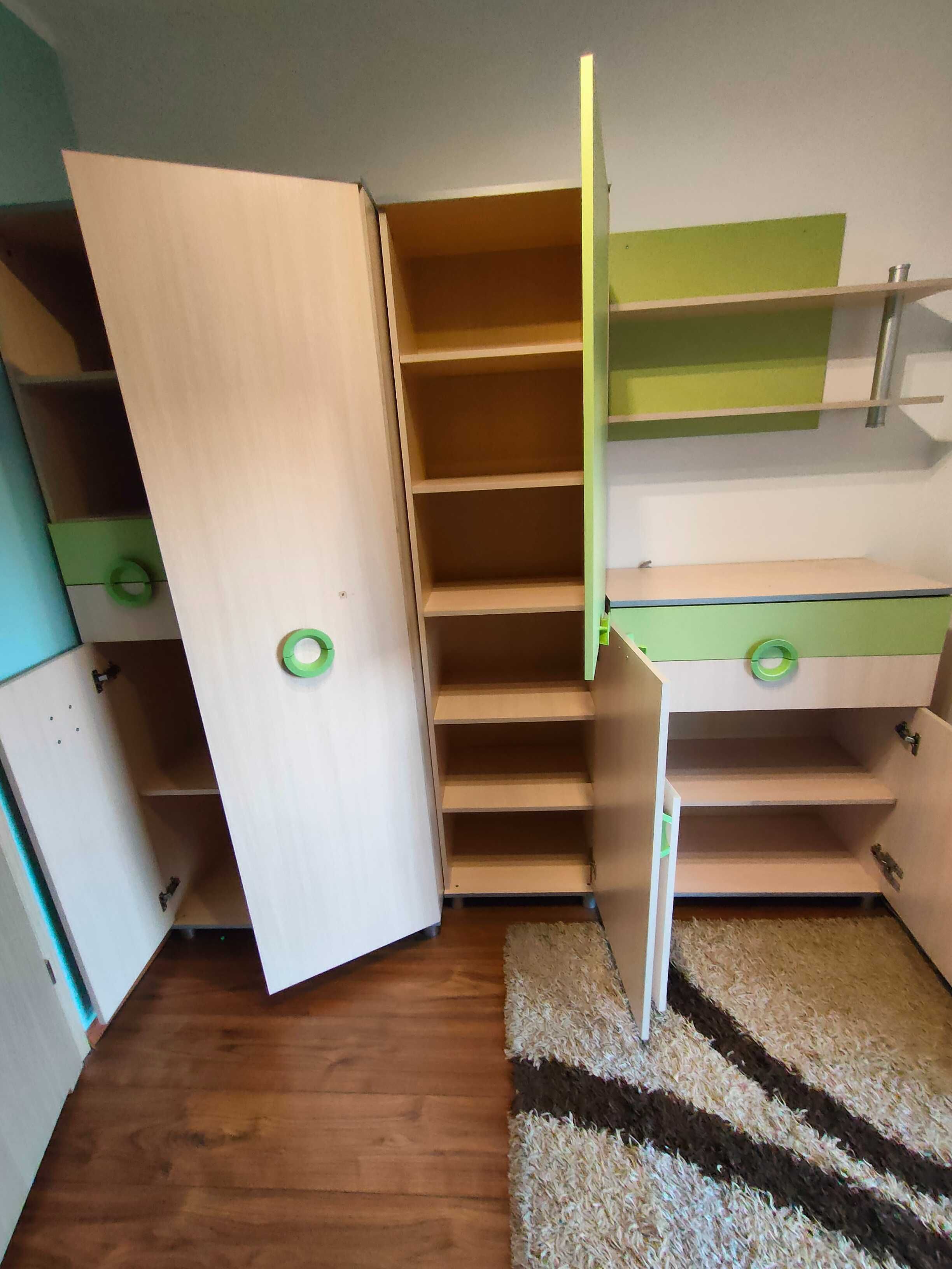 Meble dziecięce z zielonymi wstawkami