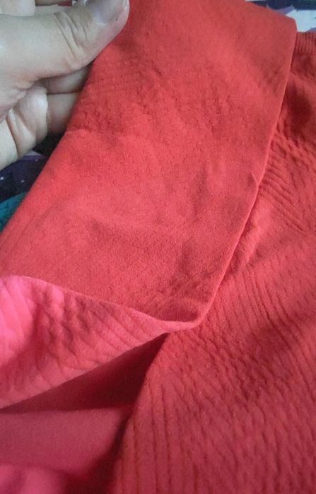 tshirt desportiva rosa e vermelha