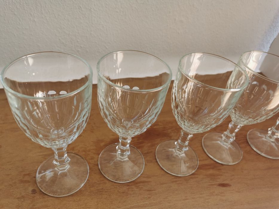 Copos de vinho branco de pé  Vintage
