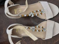 Zamszowe buty z kamieniami