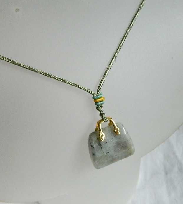 Labradoryt - kamień transformacji, wisiorek torebka