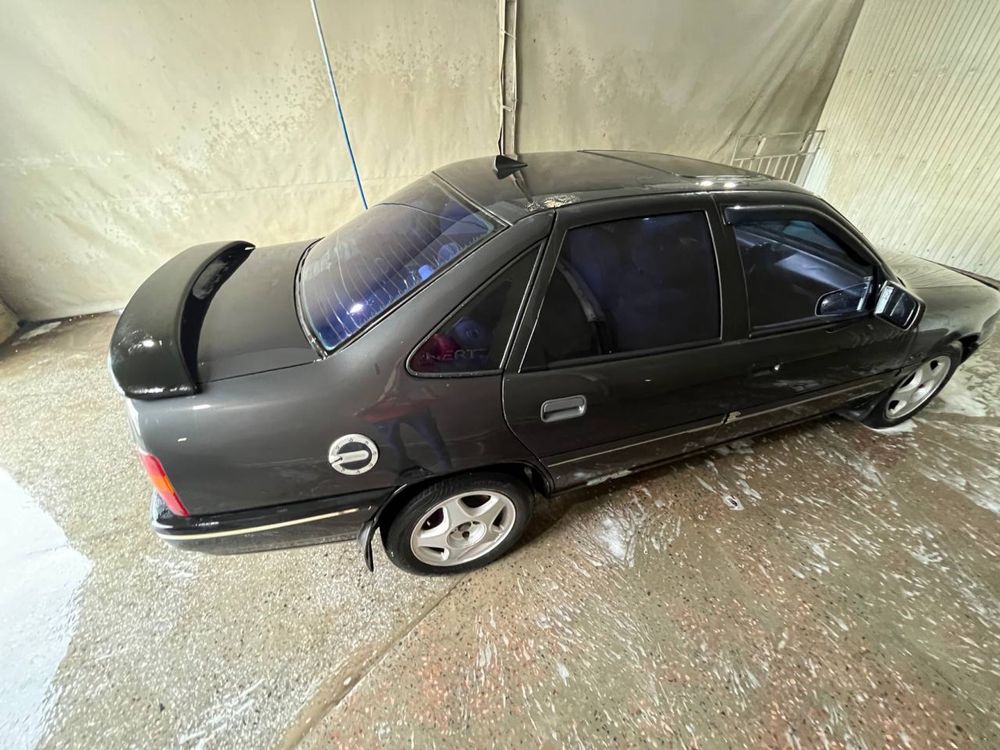 Продається молода ,, Opel Vectra Vectra A • 2.0”