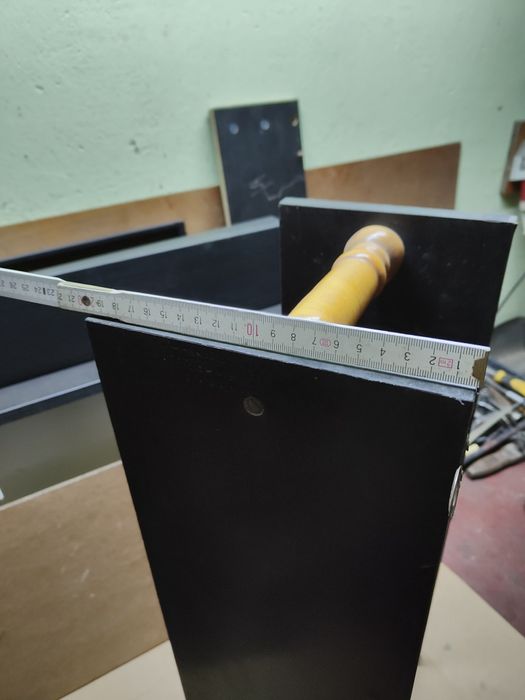 Półka drewniana z toczonymi słupkami