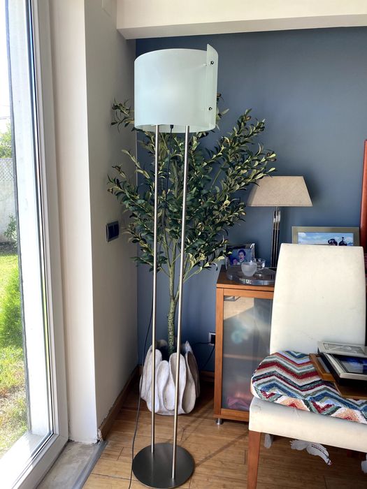 Candeeiro de pé moderno