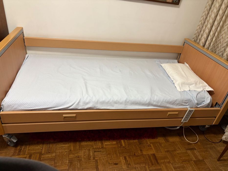 Cama articulada elétrica em ótimo estado