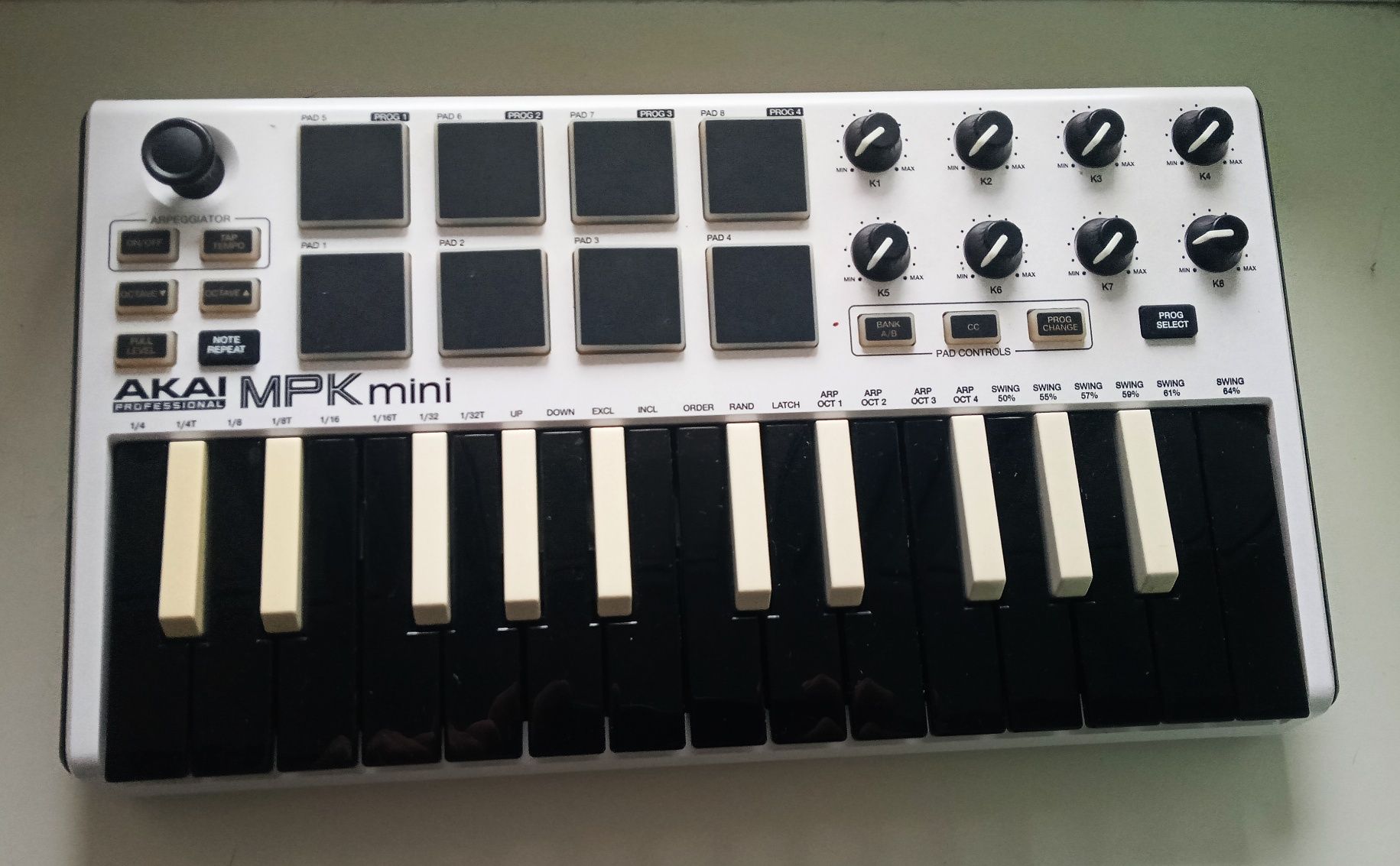 Продам AKAI MPK MINI MK2 WHITE MIDI клавиатура
Количество клавиш
25
Уп