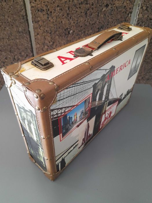 Mala Retro América usada em MDF e forrada a tela canvas em bom estado.