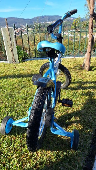 Bicicleta de menino em ótimo estado.