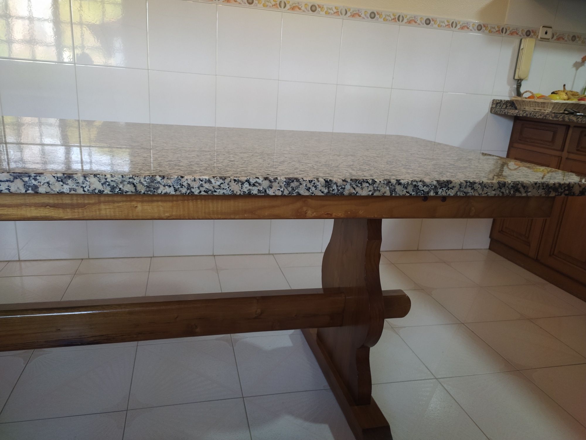 Mesa com tampo de granito