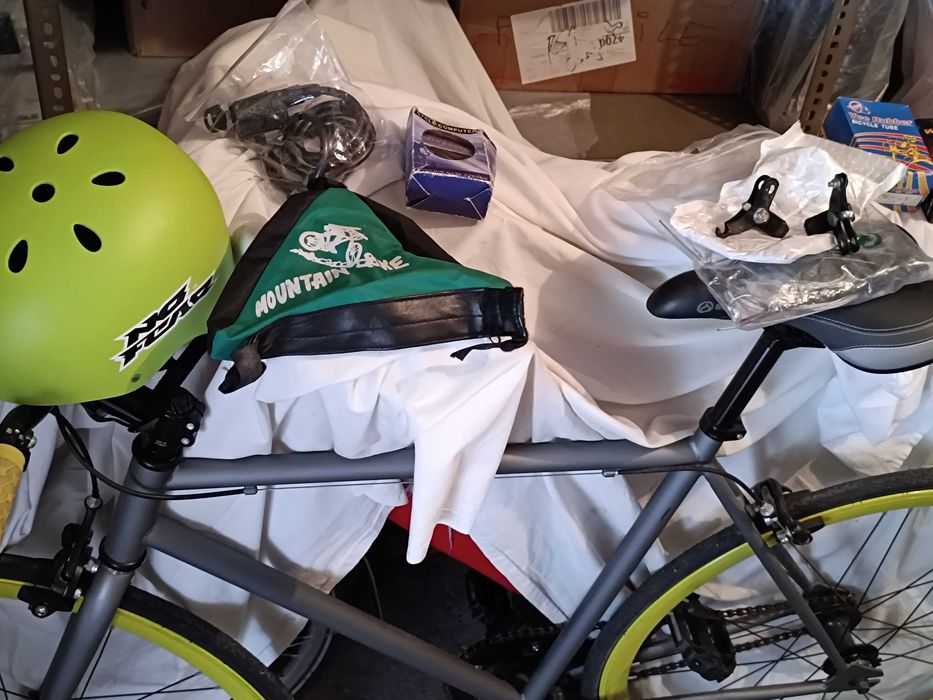 Bicicleta lindíssima com rodas com aros especiais:oferta acessórios