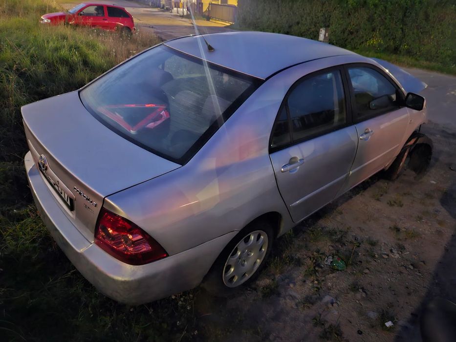 Toyota Corolla [REZERWACJA] Toyota Corolla E12 -uszkodzona, SILNIK I SPRZĘGŁO SPRAWNE