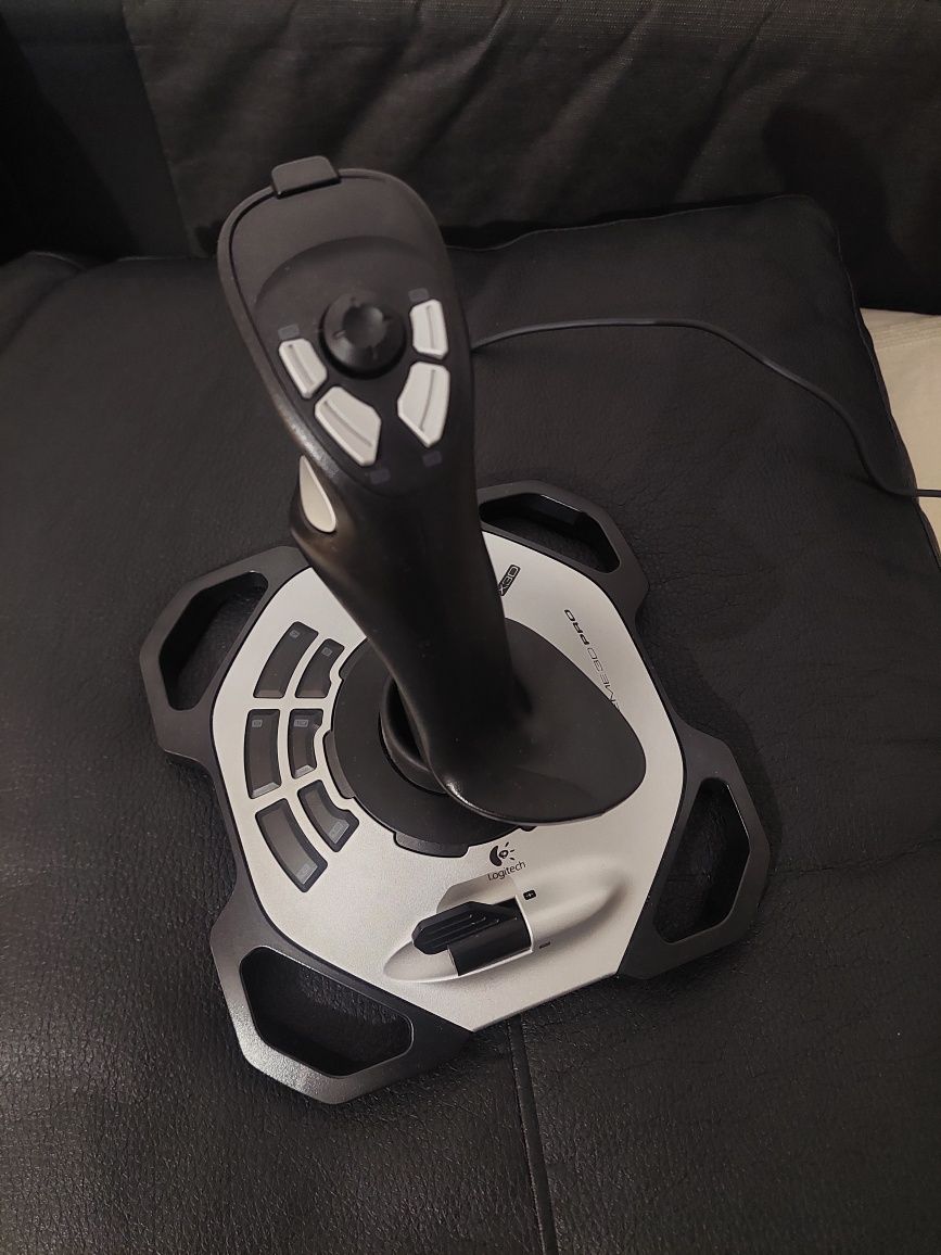 Joystick Logitech Extreme 3D Pro
W ko