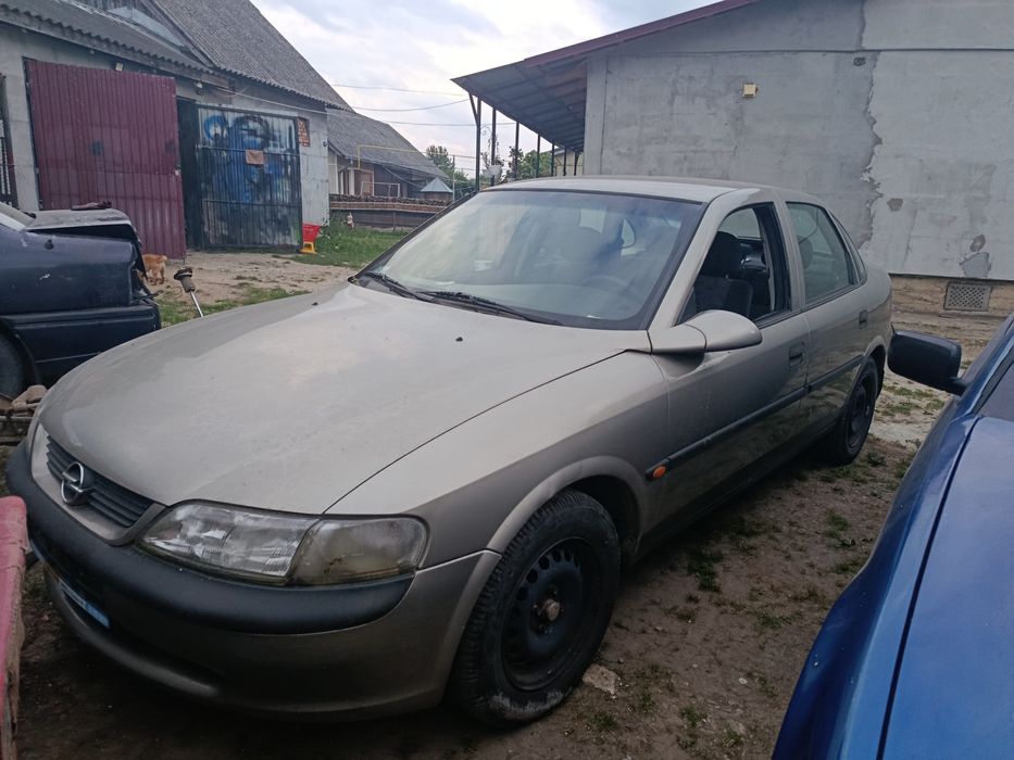 Вектра б 1.8 розбираю