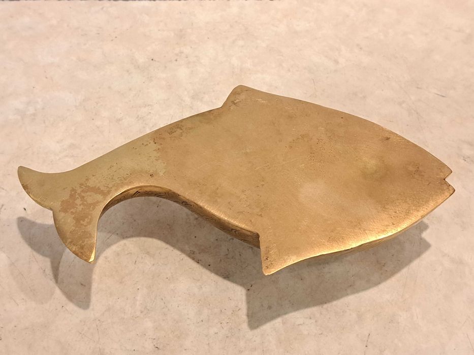 На подарок - бронзовая пепельница - Золотая рыбка - латунь.