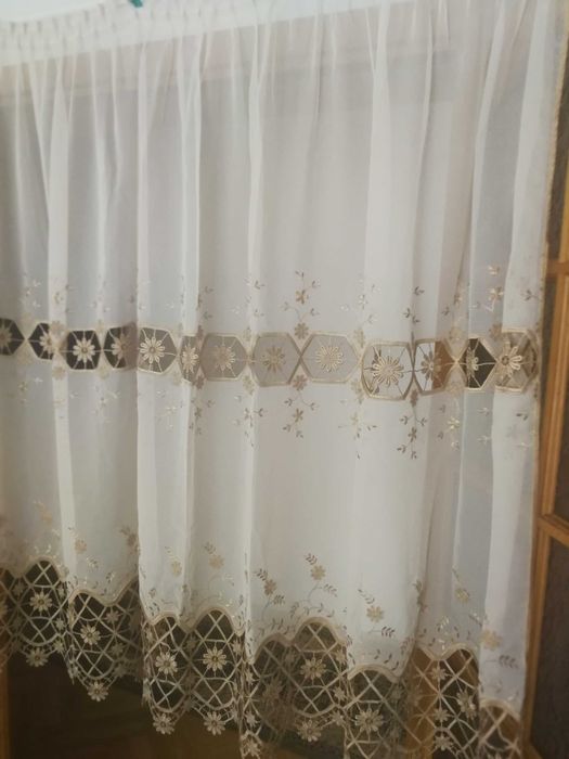 Elegancka Kremowa Firanka ze złotą gipiurą