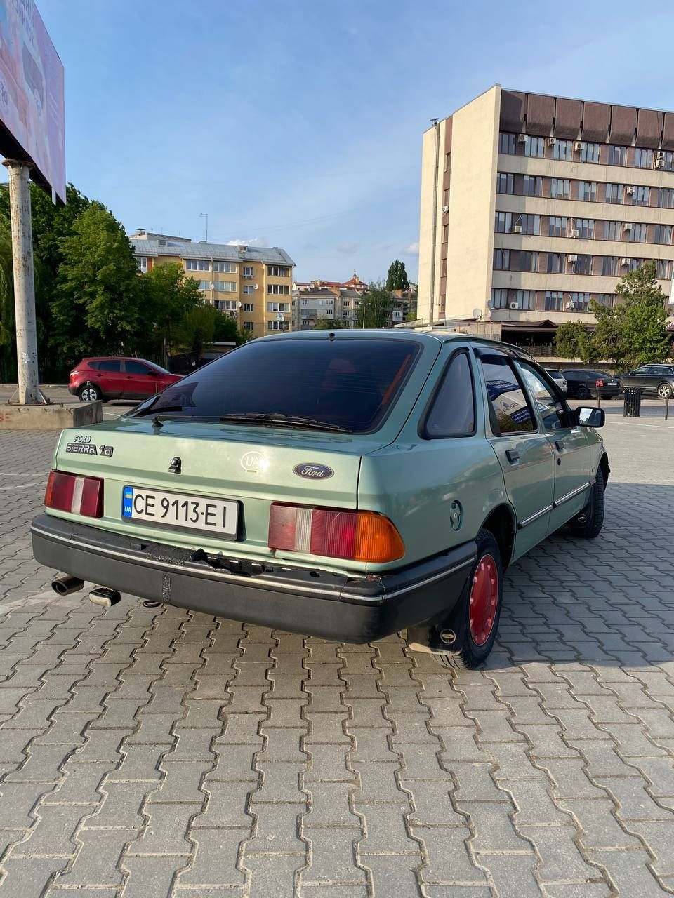 Ford Sierra 1986 р.
1.8 бензин
Кузов не гнилий 
Стакани пороги дно ціл