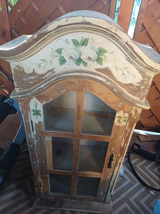 Zabytkowa witryna ręcznie mlowana