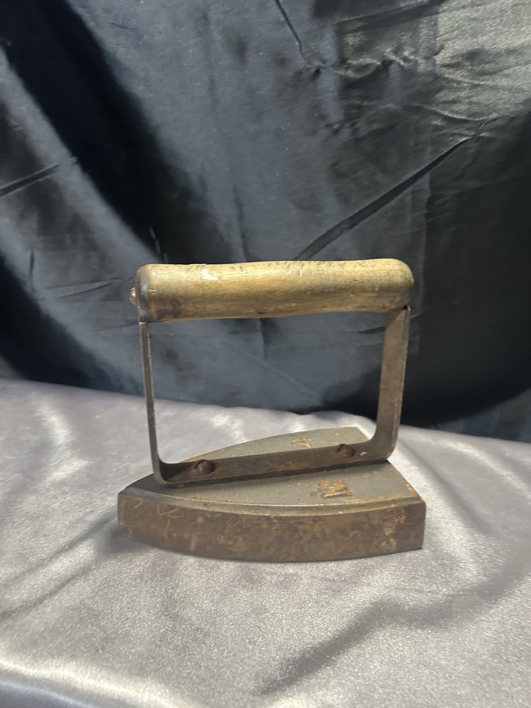 Żeliwne Żelazko Vintage 301/24
