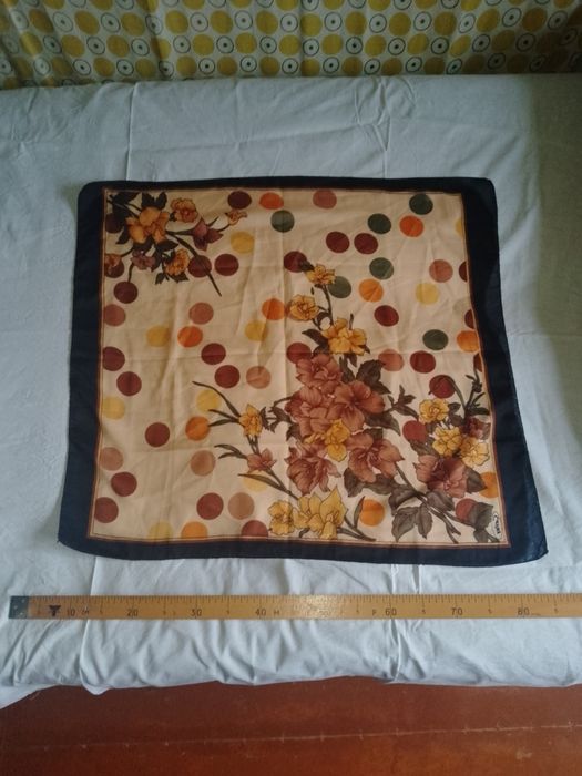 Продаються хустки.