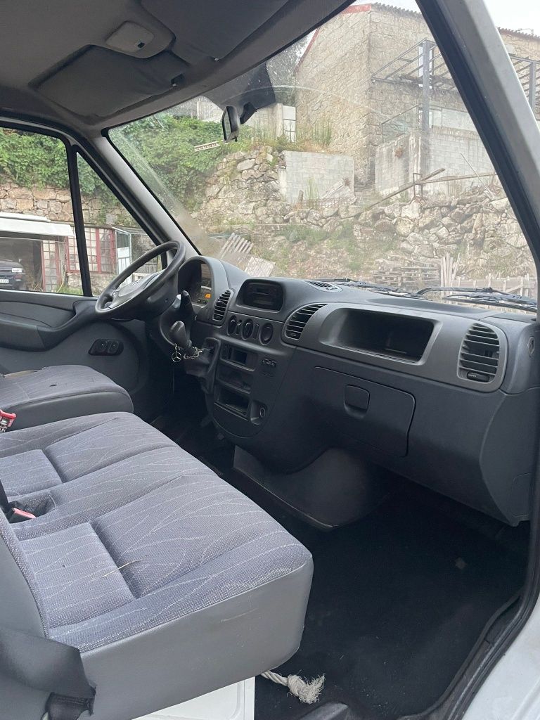 Mercedes sprinter 413 cdi
Cilindrada : 2200 
Equipada com vidros eléct