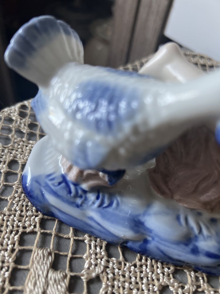 Figurka porcelanowa dxiewczynka z indykiem kobalt do kolekcji