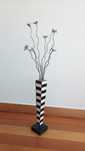 Jarra em ladrilhos madreperola e flores metal