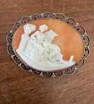 Broche camafeu de prata e coral