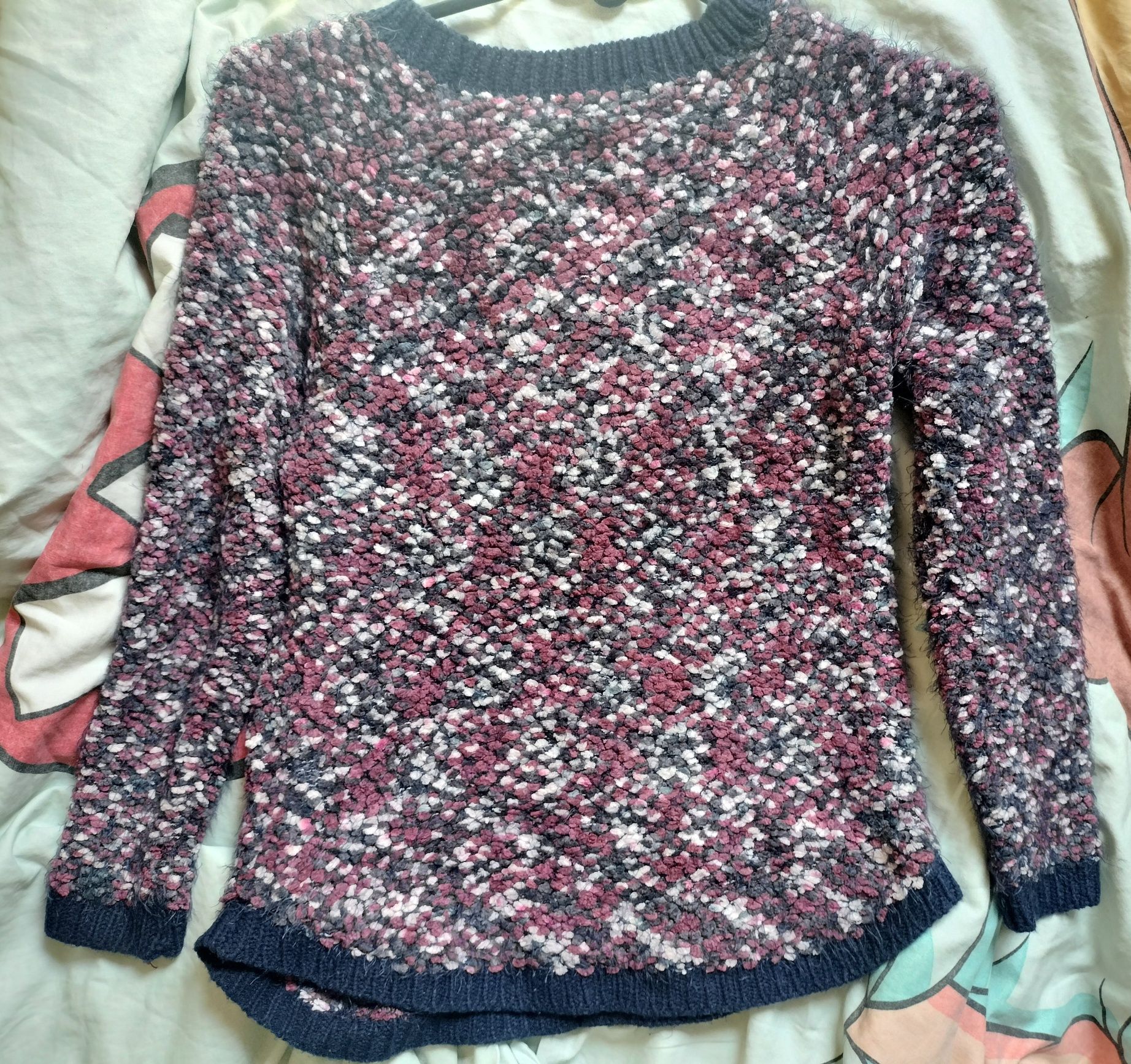 Miękki, kolorowy sweter