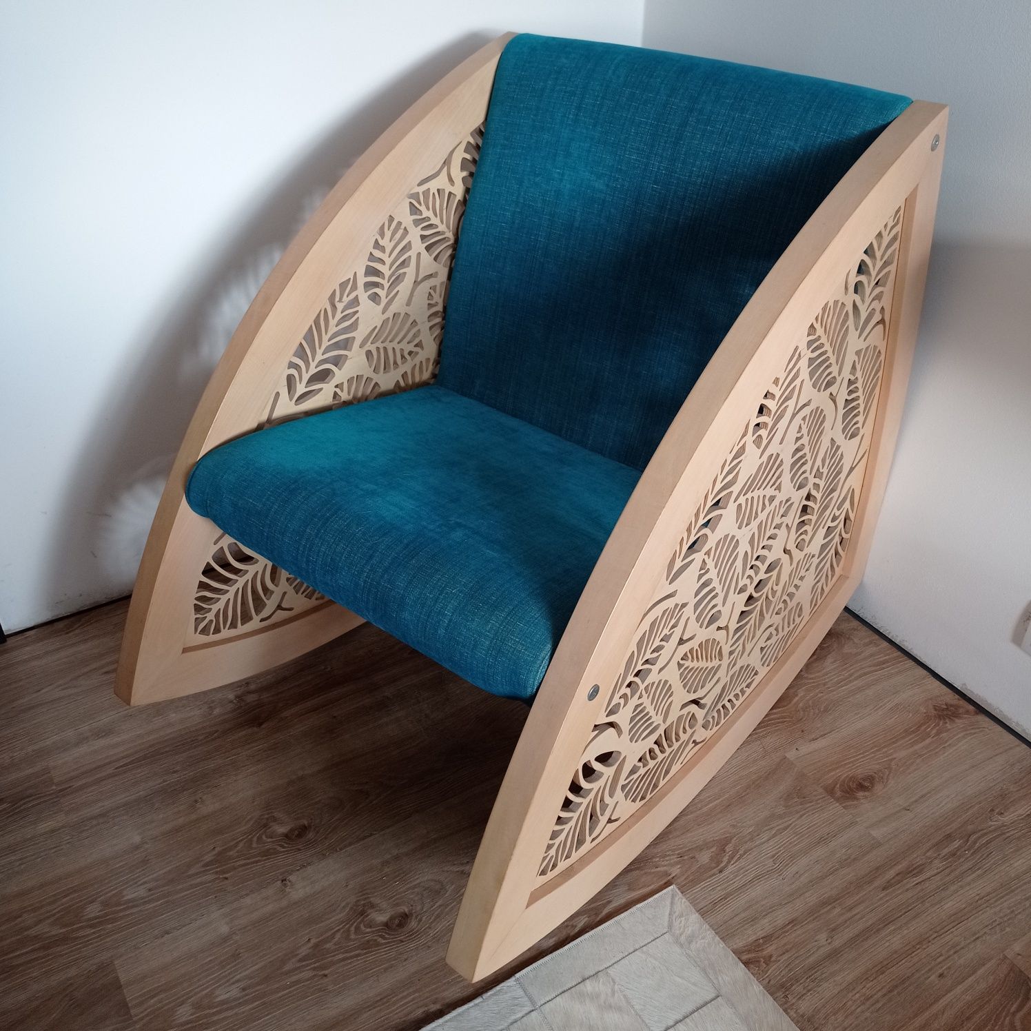 Fotel Iwona Kosicka Design bujany dębowy wycinany z podnóżkiem