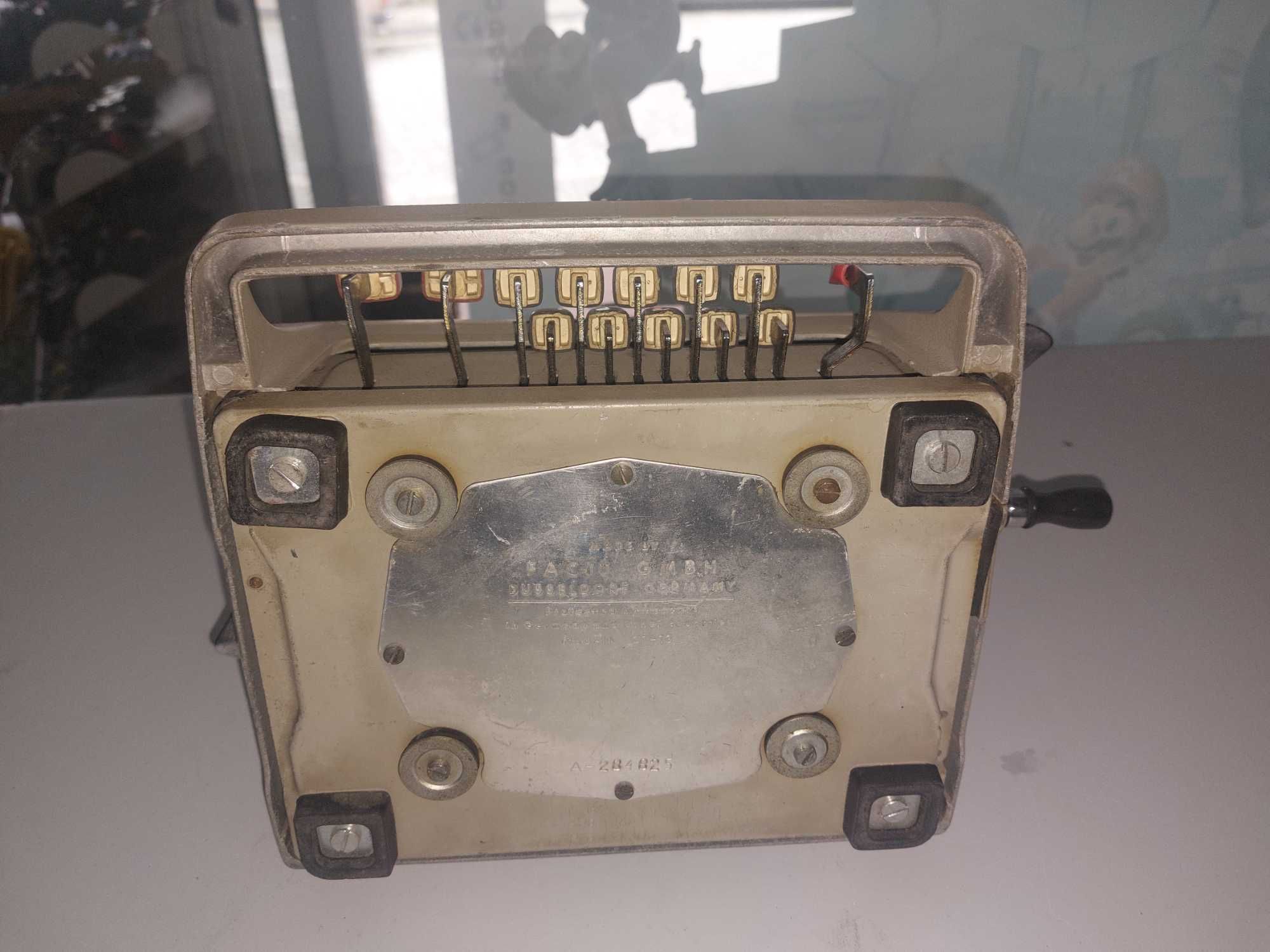 Maquina calculadora facit muito antiga