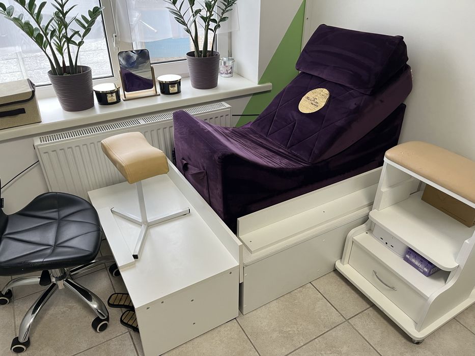 Продам педикюрне крісло, стілець, тринога, тумба-помічниця.