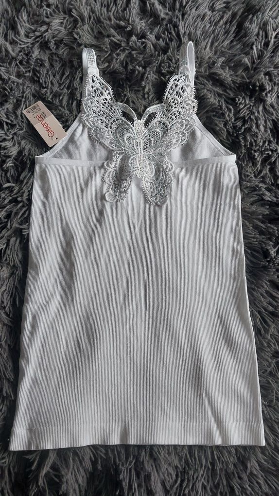 Top z koronkowym motylem m/l biały