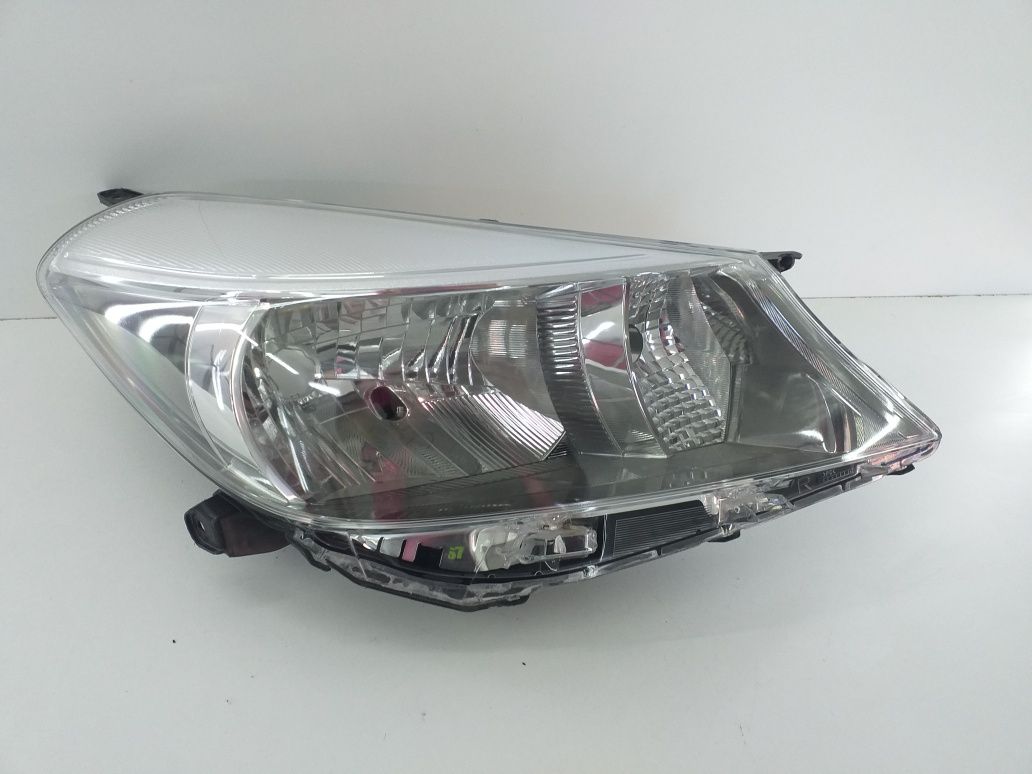 Lampa przednia prawa Toyota Yaris 3 Europa