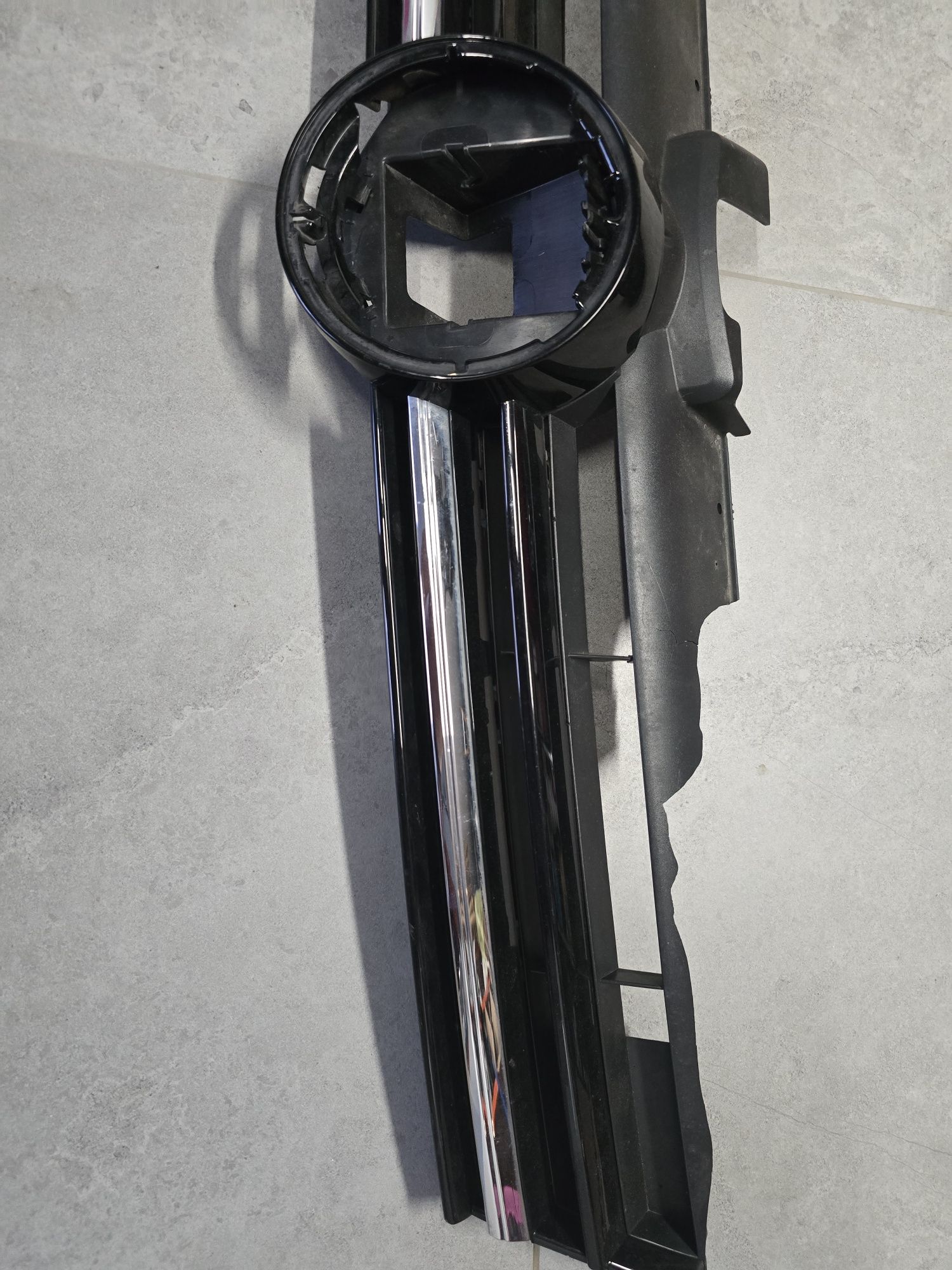 Grill VW 7 lift radar uszkodzony lekko